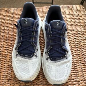 BRAND NEW On Running Women’s Athletic Shoes in White and Navy